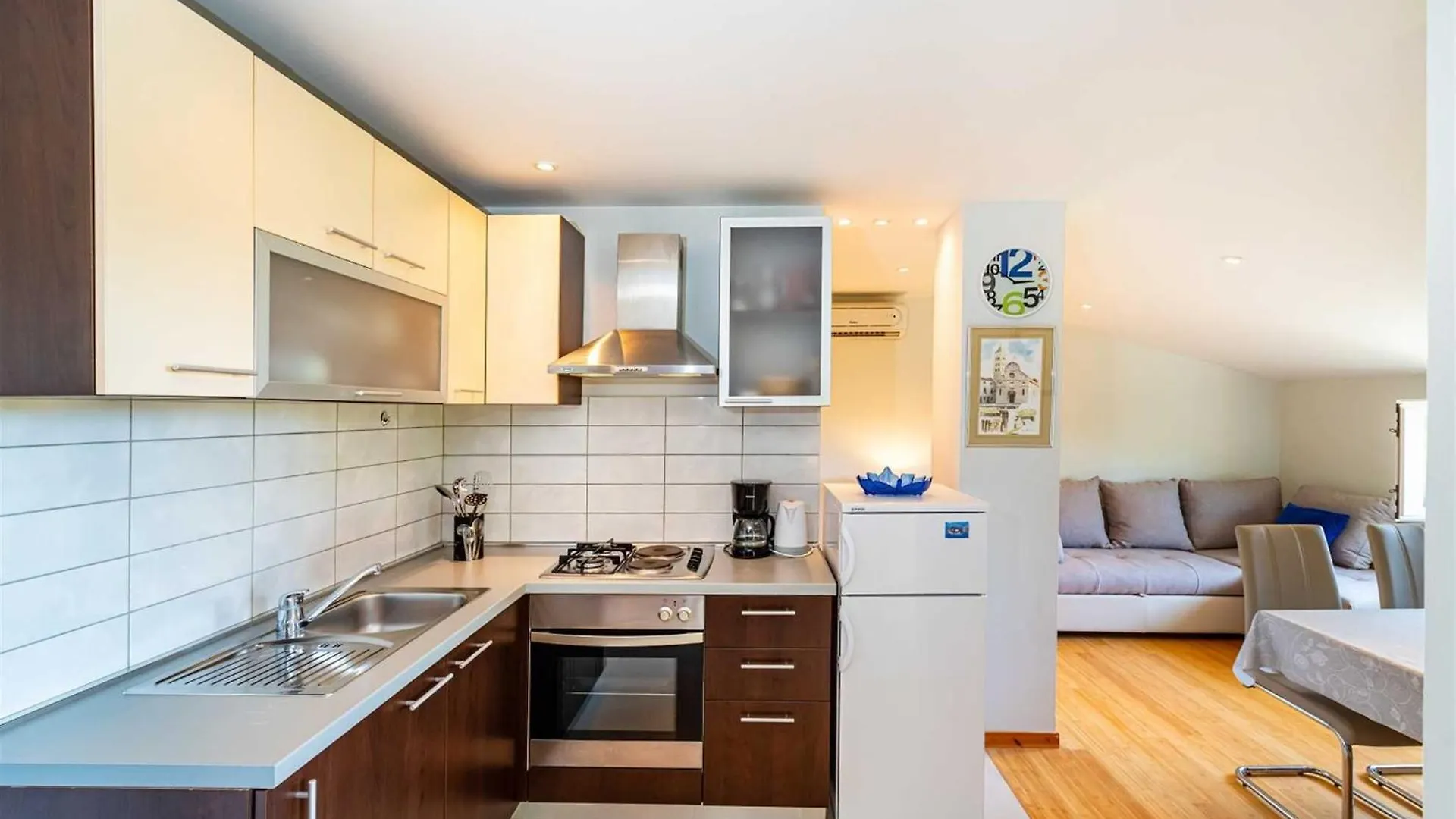 Apartment House Simoni With Pool, Zadar County Privlaka