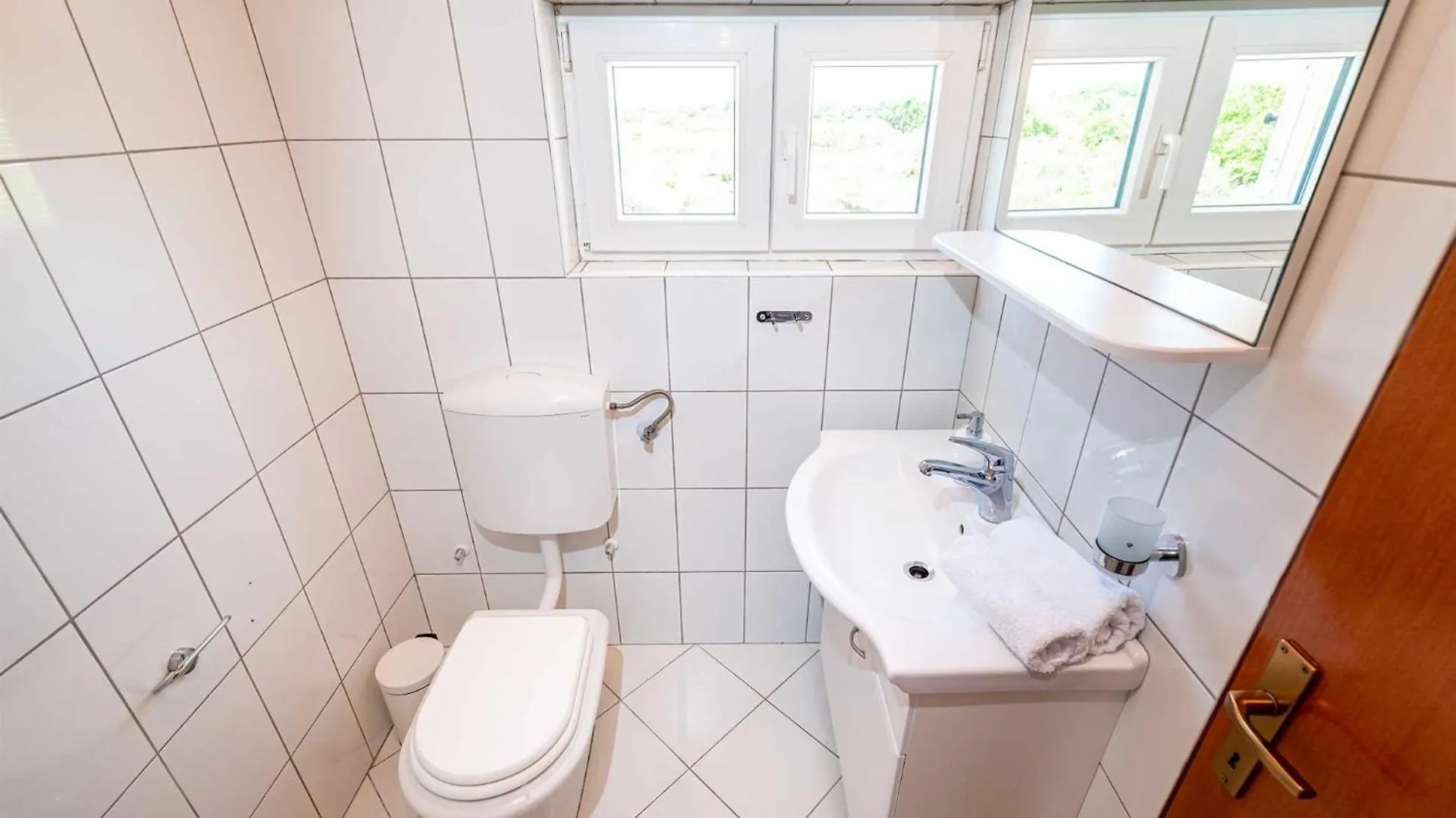 Apartment House Simoni With Pool, Zadar County Privlaka