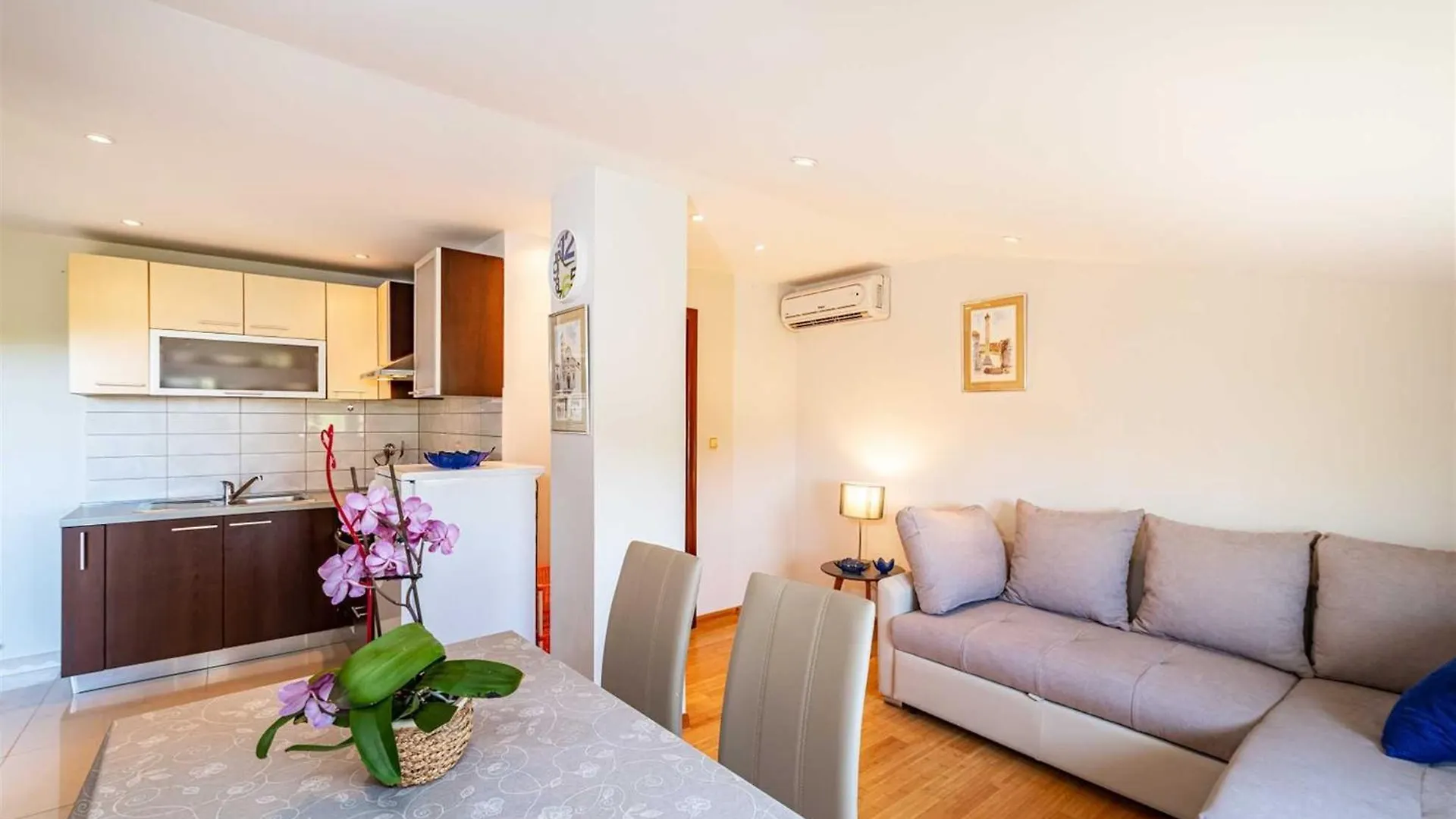 Holiday home Apartment House Simoni With Pool, Zadar County Privlaka