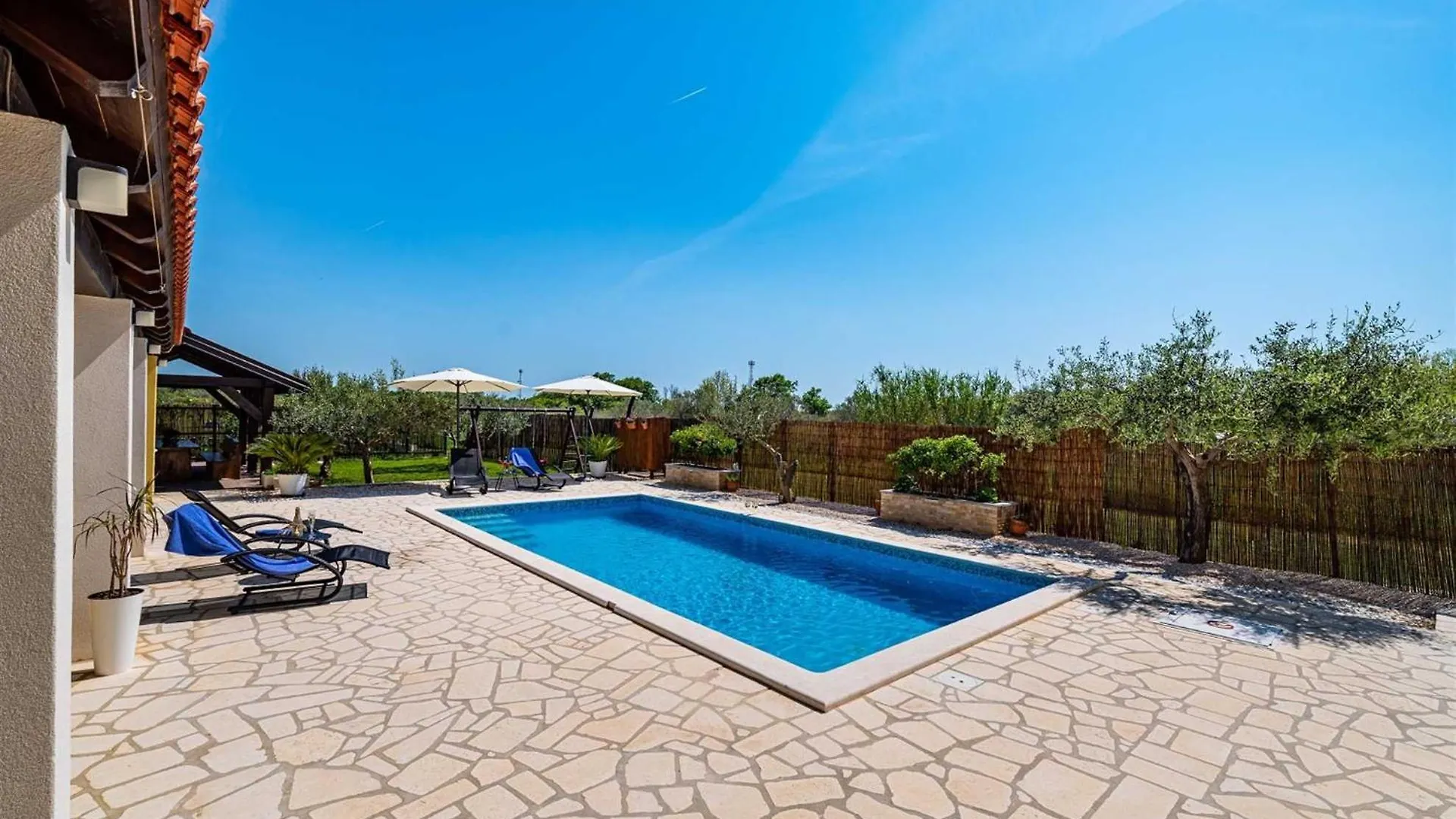 Apartment House Simoni With Pool, Zadar County Privlaka  Privlaka (Zadar)