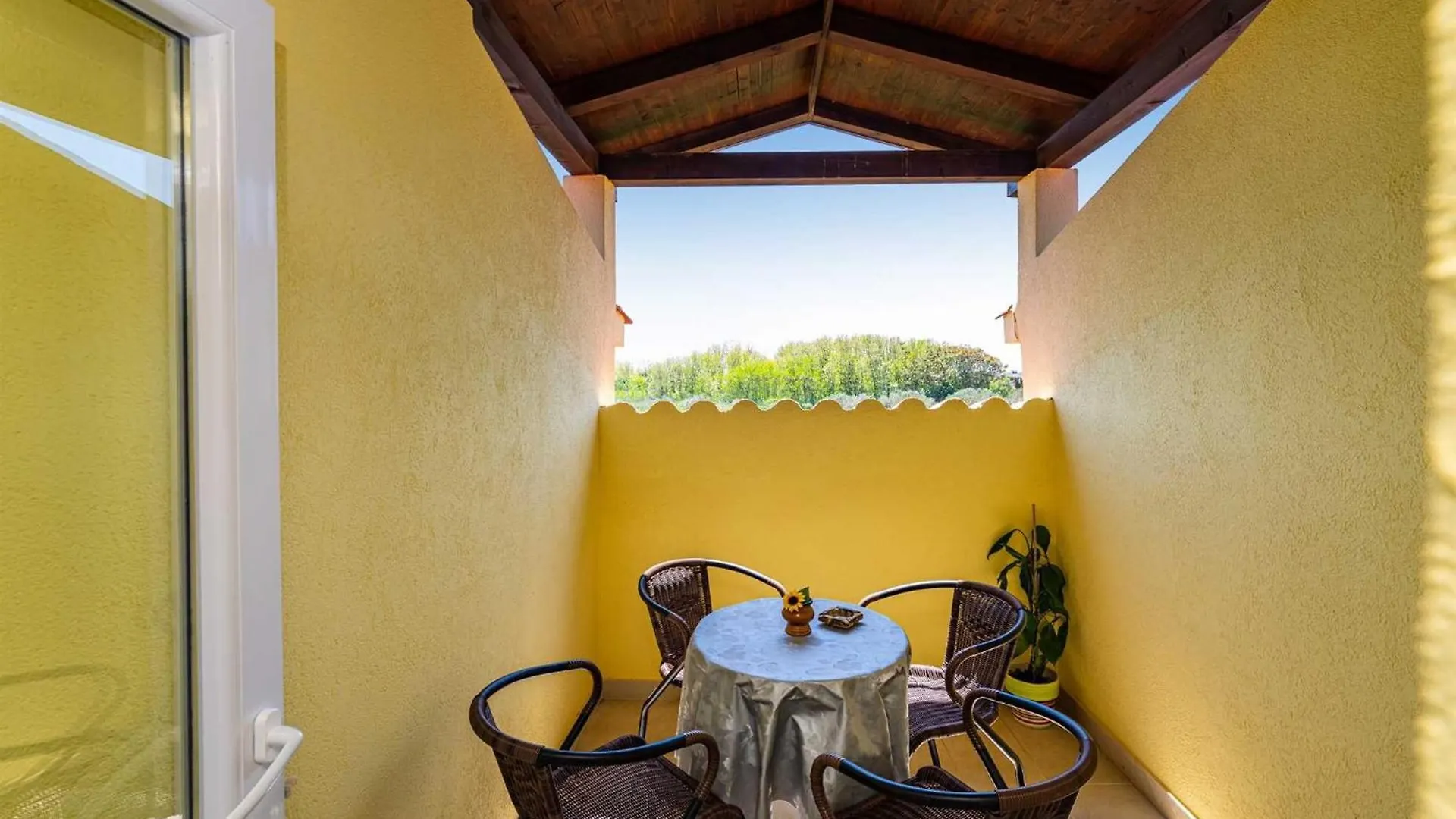 Apartment House Simoni With Pool, Zadar County Privlaka  Croatia