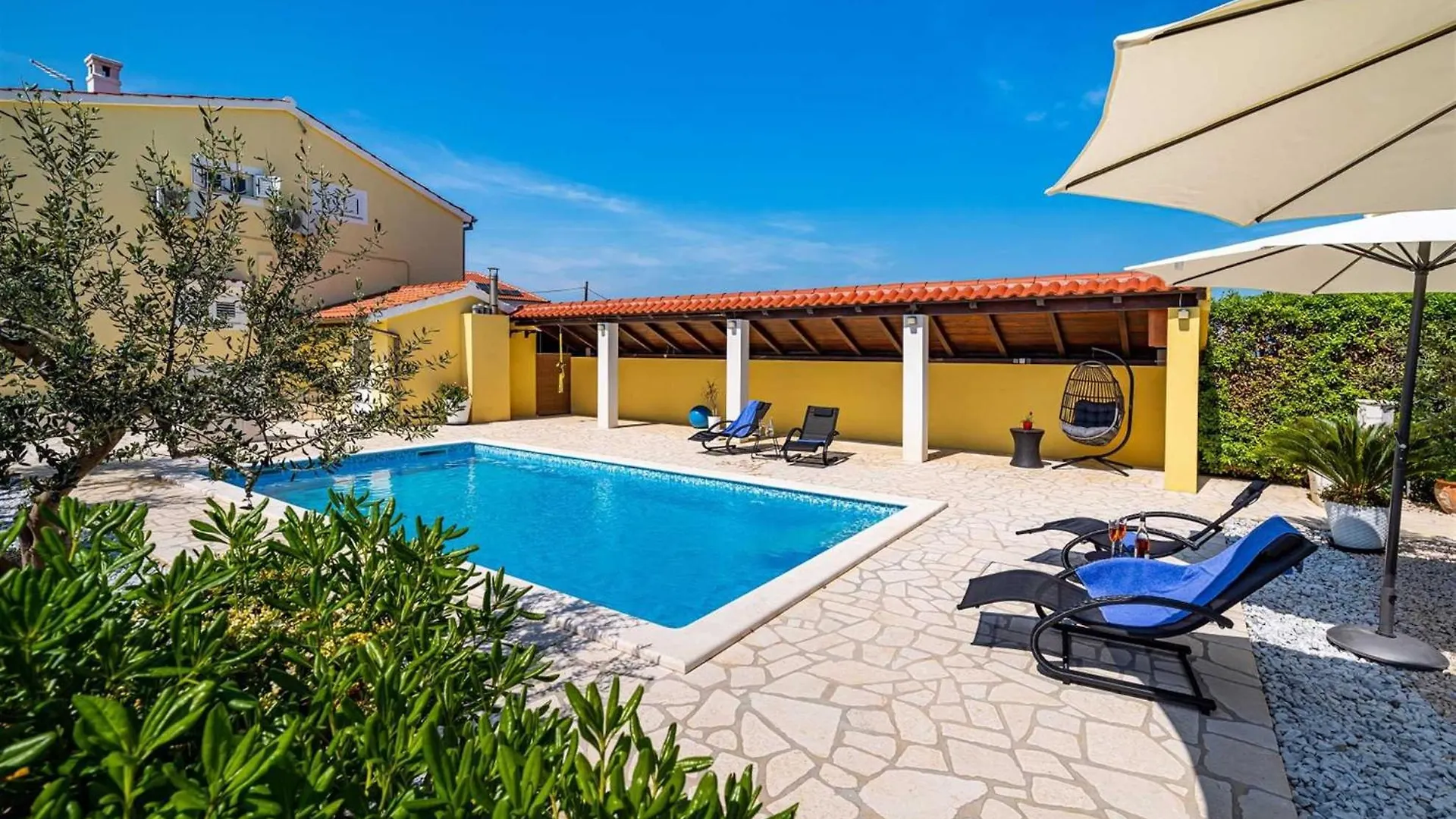 Apartment House Simoni With Pool, Zadar County Privlaka