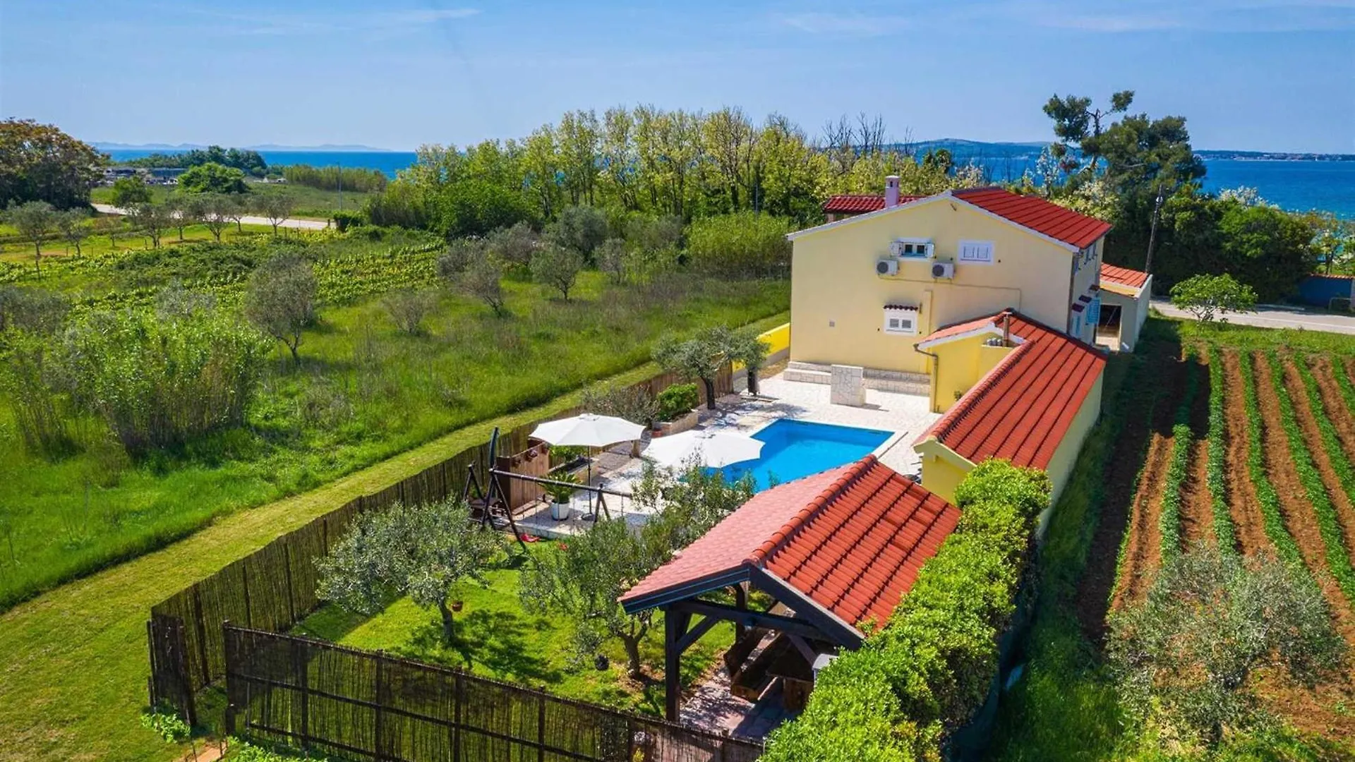Apartment House Simoni With Pool, Zadar County Privlaka
