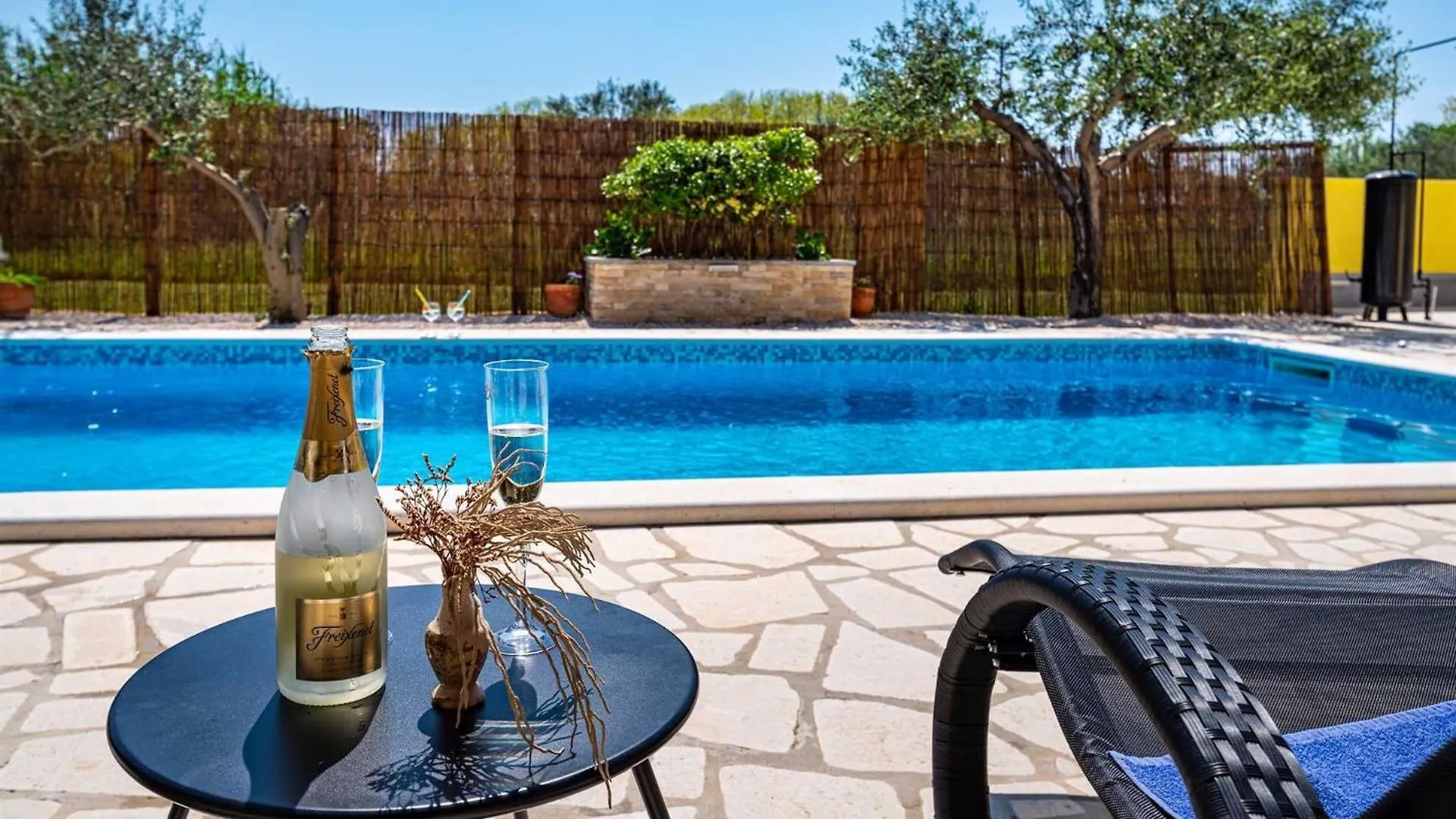 Apartment House Simoni With Pool, Zadar County Privlaka  Privlaka (Zadar)