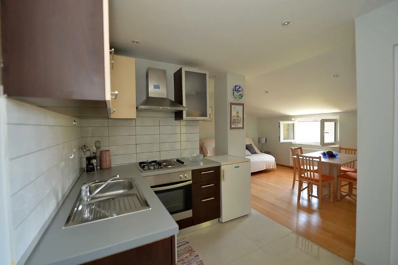 Apartment House Simoni With Pool, Zadar County Privlaka