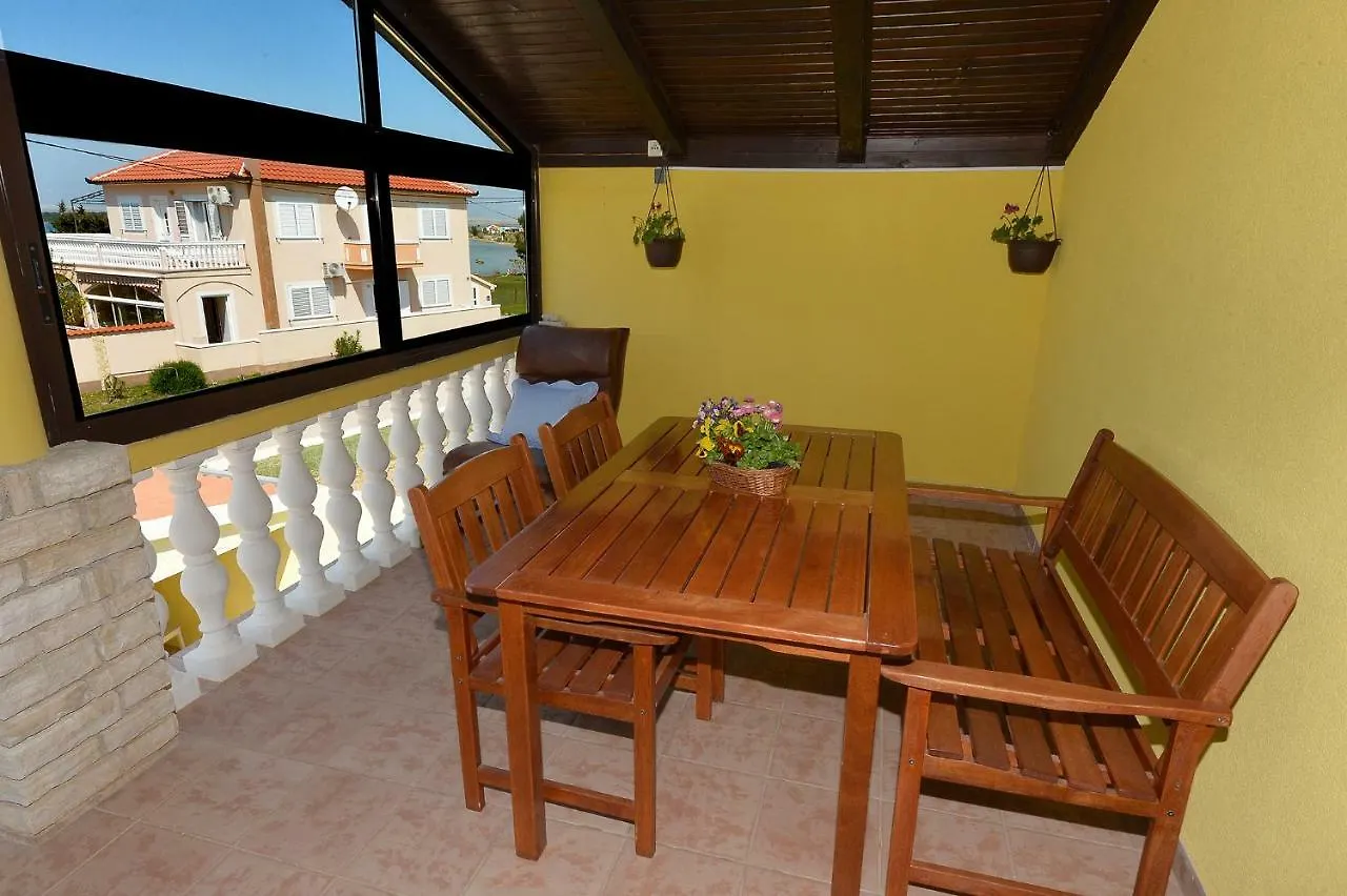 Apartment House Simoni With Pool, Zadar County Privlaka